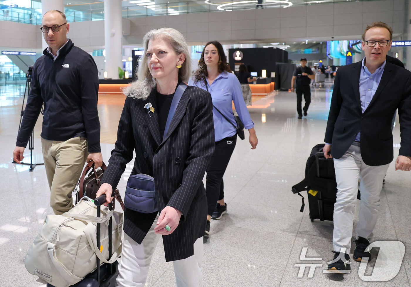 (인천공항=뉴스1) 안은나 기자 = 앨리슨 후커(Allison Hooker) 미국 국무부 정무차관을 비롯한 미국측 대표단이 1일 오후 인천국제공항 2터미널을 통해 입국하고 있다.후 …