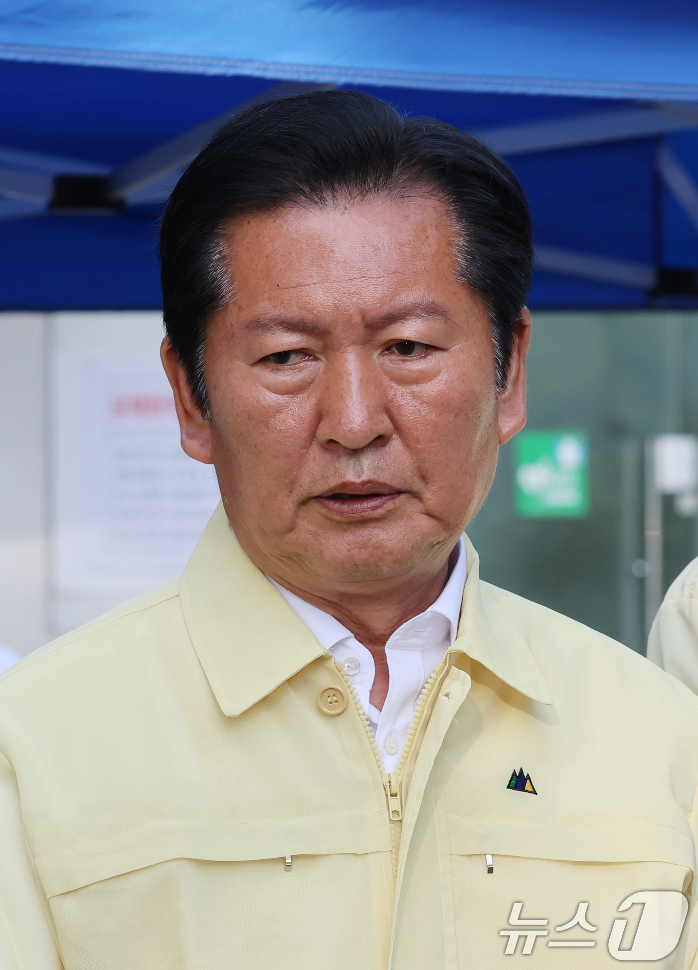 (대전=뉴스1) 김기태 기자 = 정청래 더불어민주당 대표가 1일 대전 유성구 외삼동 한화에어로스페이스 대전사업장 앞에서 화재로 7명의 사상자 발생한 사고 관련 입장을 밝히고 있다. …
