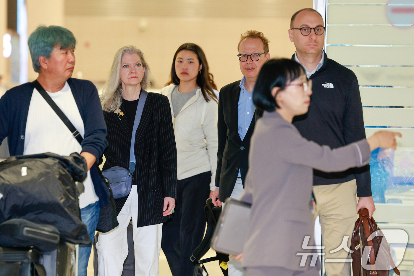 (인천공항=뉴스1) 안은나 기자 = 앨리슨 후커(Allison Hooker) 미국 국무부 정무차관을 비롯한 미국측 대표단이 1일 오후 인천국제공항 2터미널을 통해 입국하고 있다.후 …