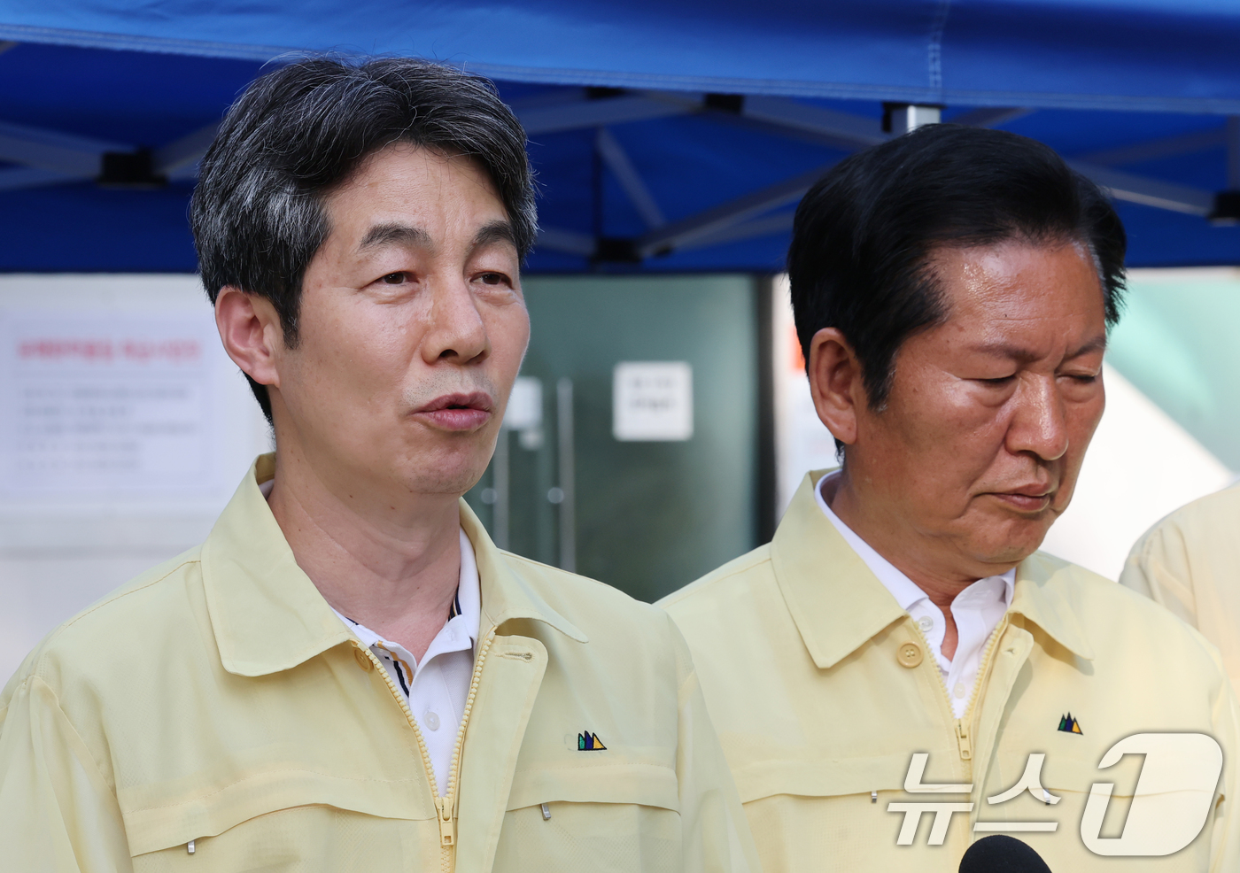 (대전=뉴스1) 김기태 기자 = 윤건영 더불어민주당 재난재해대책특별위원회 위원장이 1일 대전 유성구 외삼동 한화에어로스페이스 대전사업장 앞에서 화재로 7명의 사상자가 발생한 사고 …
