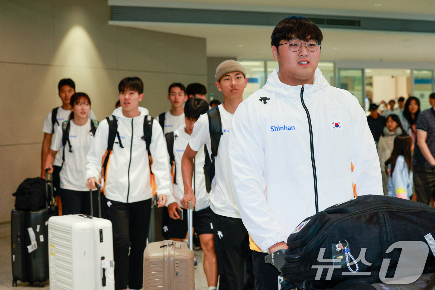 (인천공항=뉴스1) 안은나 기자 = 20세 이하(U-20) 아시아육상선수권 대회에서 금메달을 딴 포환던지기 박시훈 등 육상 대표팀이 1일 오후 인천국제공항 2터미널을 통해 귀국하고 …