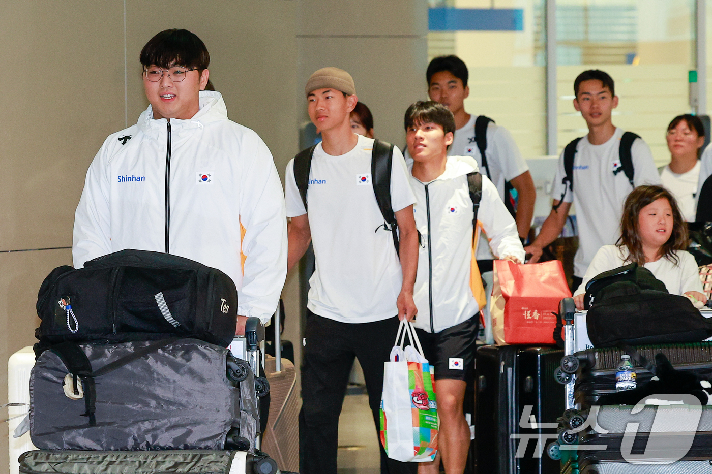 (인천공항=뉴스1) 안은나 기자 = 20세 이하(U-20) 아시아육상선수권 대회에서 금메달을 딴 포환던지기 박시훈 등 육상대표팀이 1일 오후 인천국제공항 2터미널을 통해 귀국하고 …