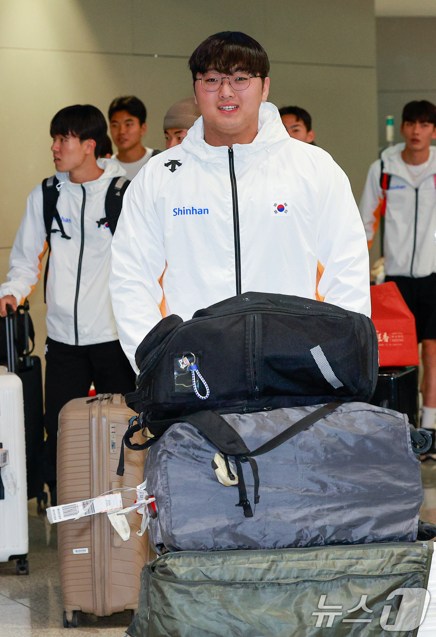(인천공항=뉴스1) 안은나 기자 = 20세 이하(U-20) 아시아육상선수권 대회에서 금메달을 딴 포환던지기 박시훈 등 육상대표팀이 1일 오후 인천국제공항 2터미널을 통해 귀국하고 …