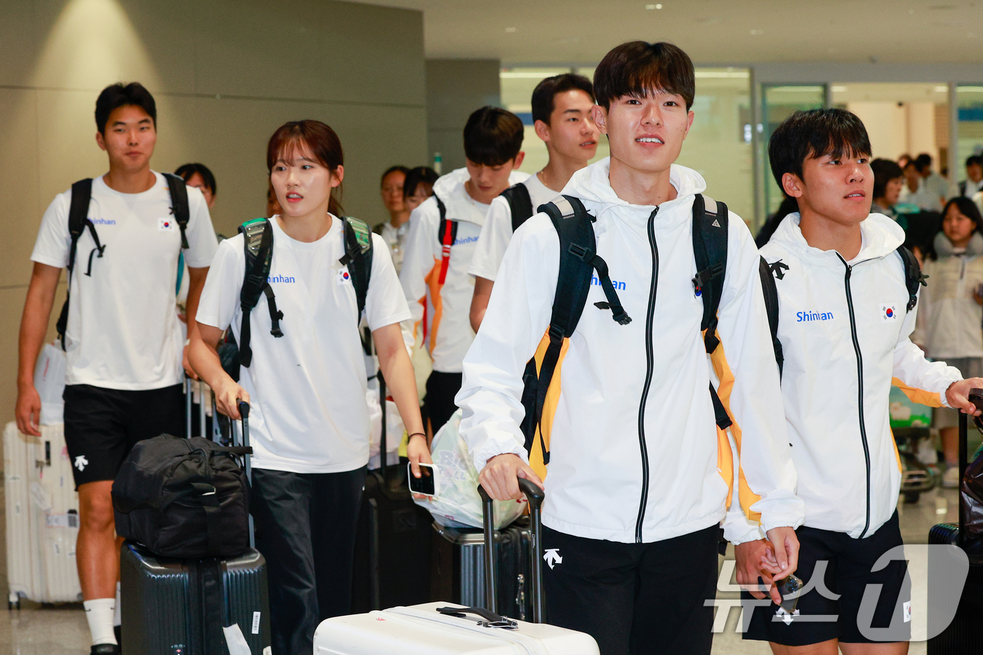 (인천공항=뉴스1) 안은나 기자 = 20세 이하(U-20) 아시아육상선수권 대회 4x100 릴레이에서 금메달을 딴 김동진, 최명진 등 육상대표팀이 1일 오후 인천국제공항 2터미널을 …