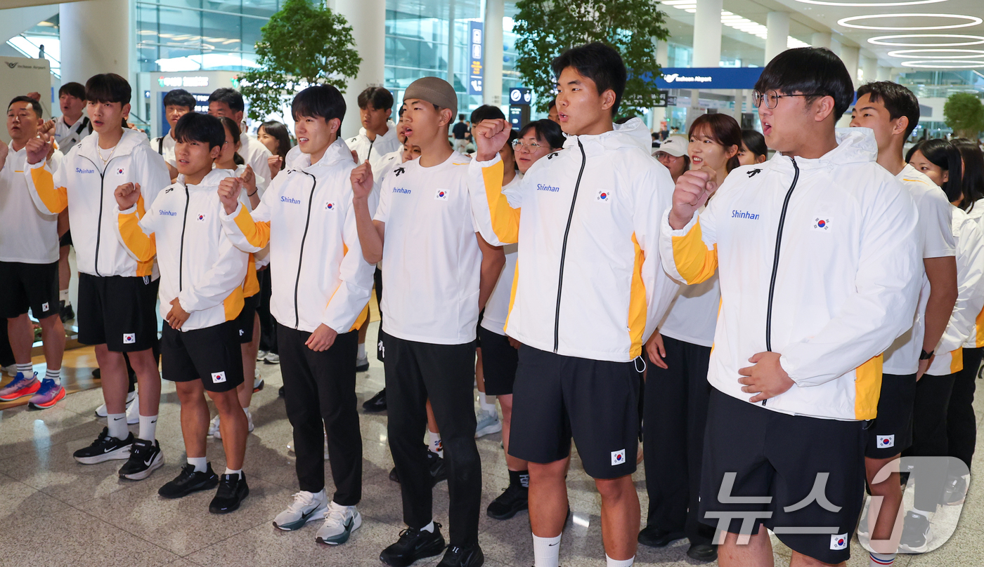 (인천공항=뉴스1) 안은나 기자 = 20세 이하(U-20) 아시아육상선수권 대회에서 금메달을 딴 박시훈, 김동진, 최명진, 최성원 등 육상대표팀이 1일 오후 인천국제공항 2터미널을 …
