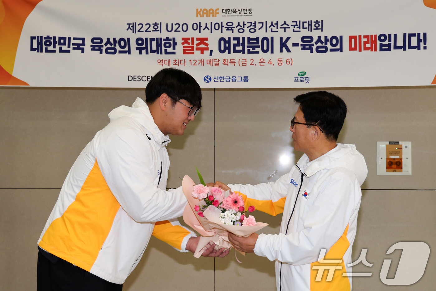 (인천공항=뉴스1) 안은나 기자 = 20세 이하(U-20) 아시아육상선수권 대회 포환던지기에서 금메달을 딴 박시훈이 1일 오후 인천국제공항 2터미널을 통해 귀국한 뒤 육현표 대한육 …