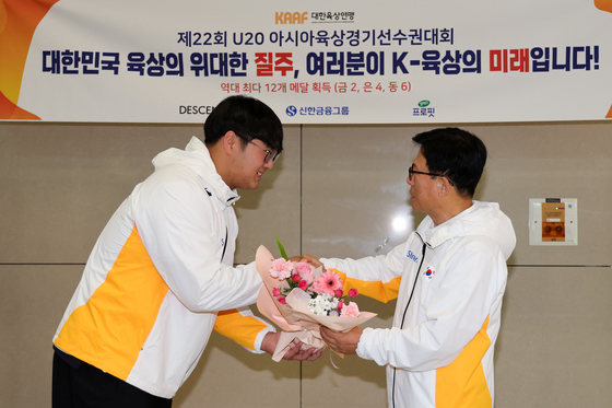 꽃다발 받는 '토르' 박시훈