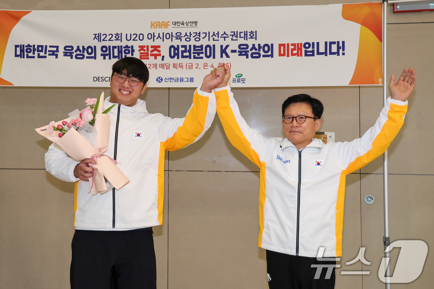 (인천공항=뉴스1) 안은나 기자 = 20세 이하(U-20) 아시아육상선수권 대회 포환던지기에서 금메달을 딴 박시훈이 1일 오후 인천국제공항 2터미널을 통해 귀국한 뒤 육현표 대한육 …