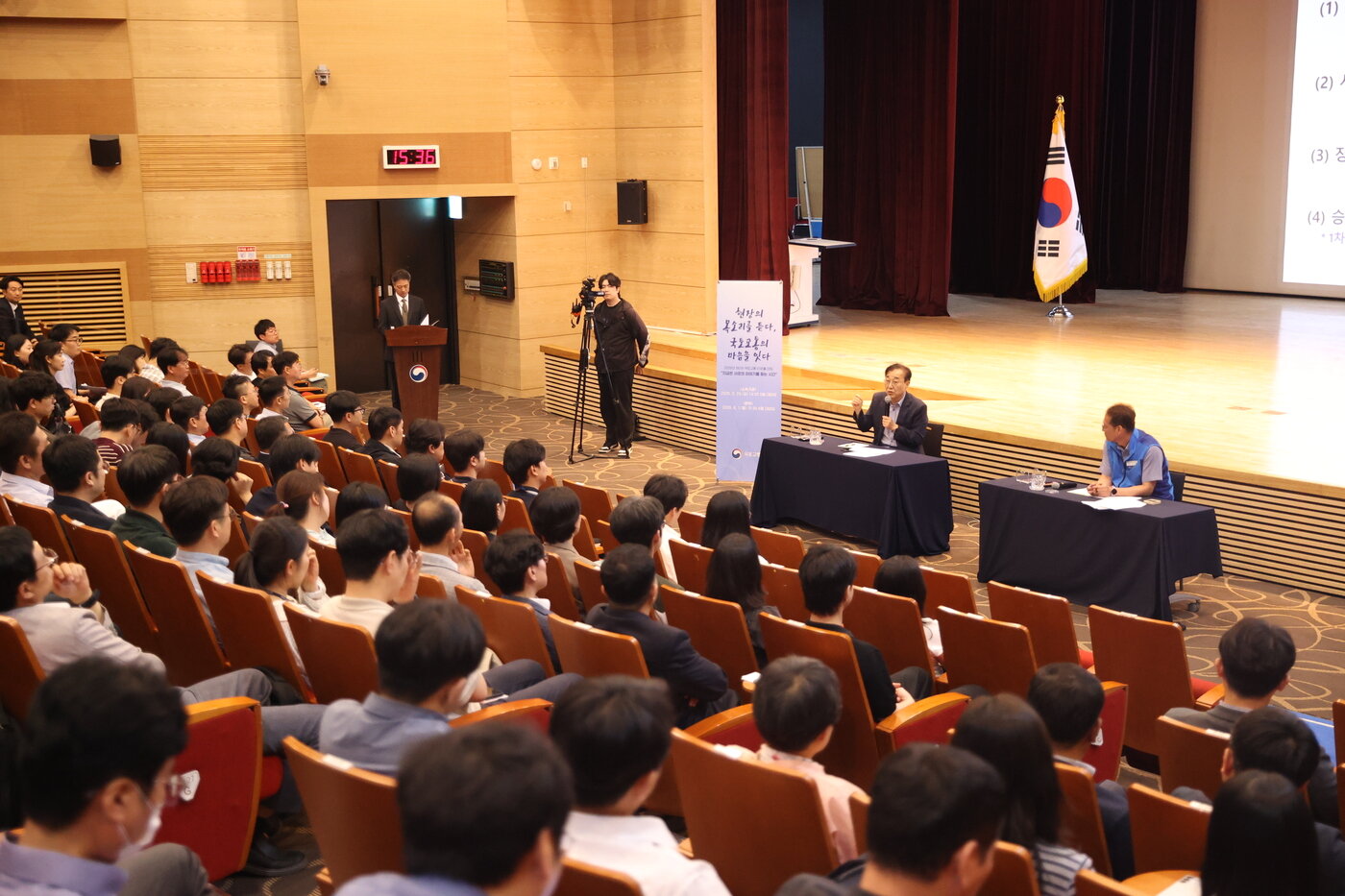 본문 이미지 - 김윤덕 국토교통부 장관이 6월 1일 세종 정부청사에서 열린 본부 직원 대상 타운홀미팅에서 조직문화 혁신 방향을 설명하고 있다. (국토교통부 제공).ⓒ 뉴스1