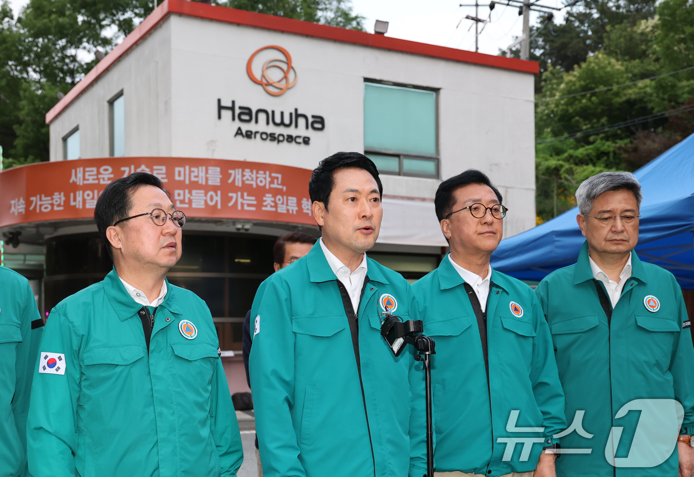 (대전=뉴스1) 김기태 기자 = 장동혁 국민의힘 대표가 대표가 1일 대전 유성구 외삼동 한화에어로스페이스 대전사업장 앞에서 화재로 7명의 사상자 발생한 사고 관련 입장을 밝히고 있 …