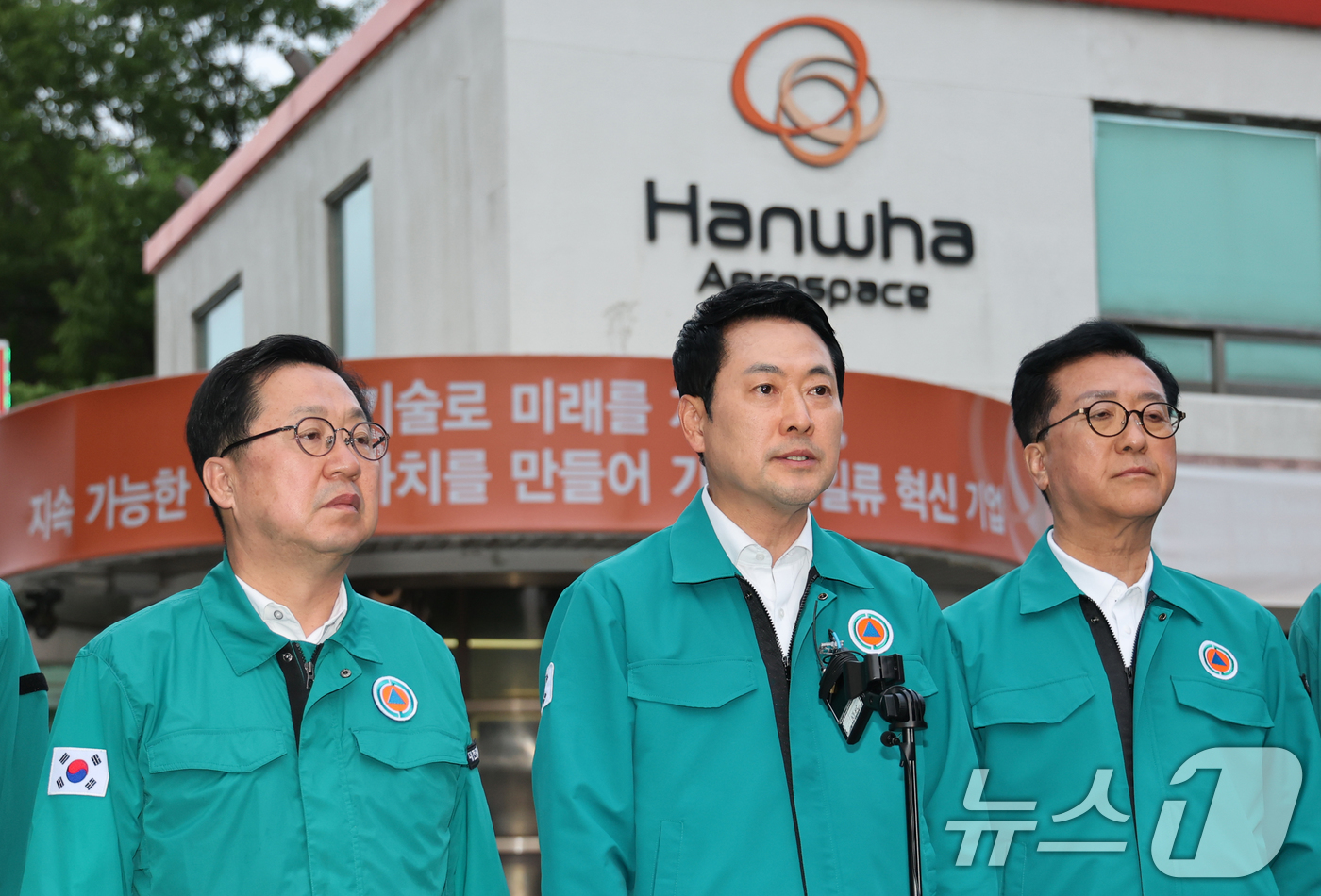 (대전=뉴스1) 김기태 기자 = 장동혁 국민의힘 대표가 대표가 1일 대전 유성구 외삼동 한화에어로스페이스 대전사업장 앞에서 화재로 7명의 사상자 발생한 사고 관련 입장을 밝히고 있 …