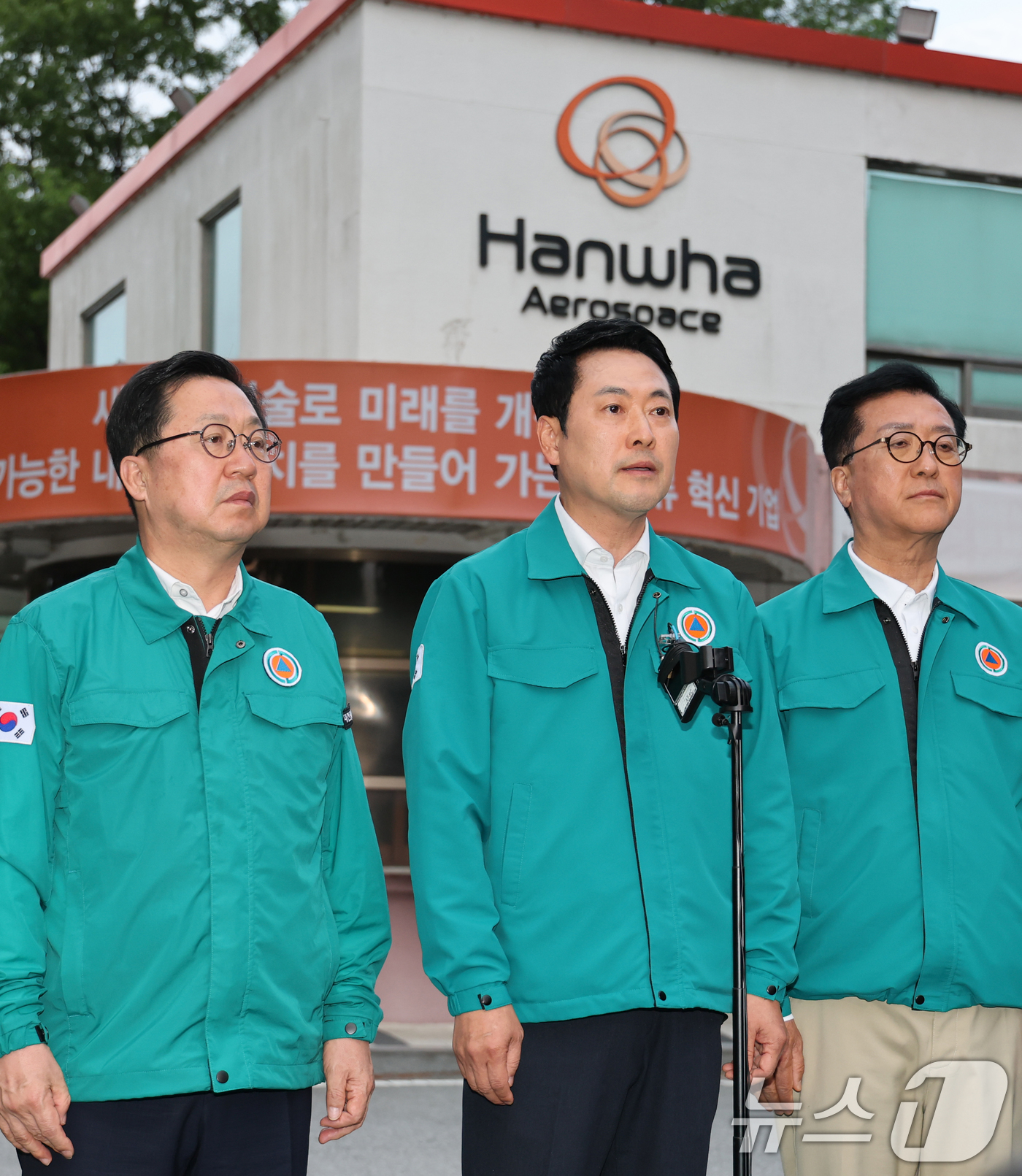 (대전=뉴스1) 김기태 기자 = 장동혁 국민의힘 대표가 대표가 1일 대전 유성구 외삼동 한화에어로스페이스 대전사업장 앞에서 화재로 7명의 사상자 발생한 사고 관련 입장을 밝히고 있 …
