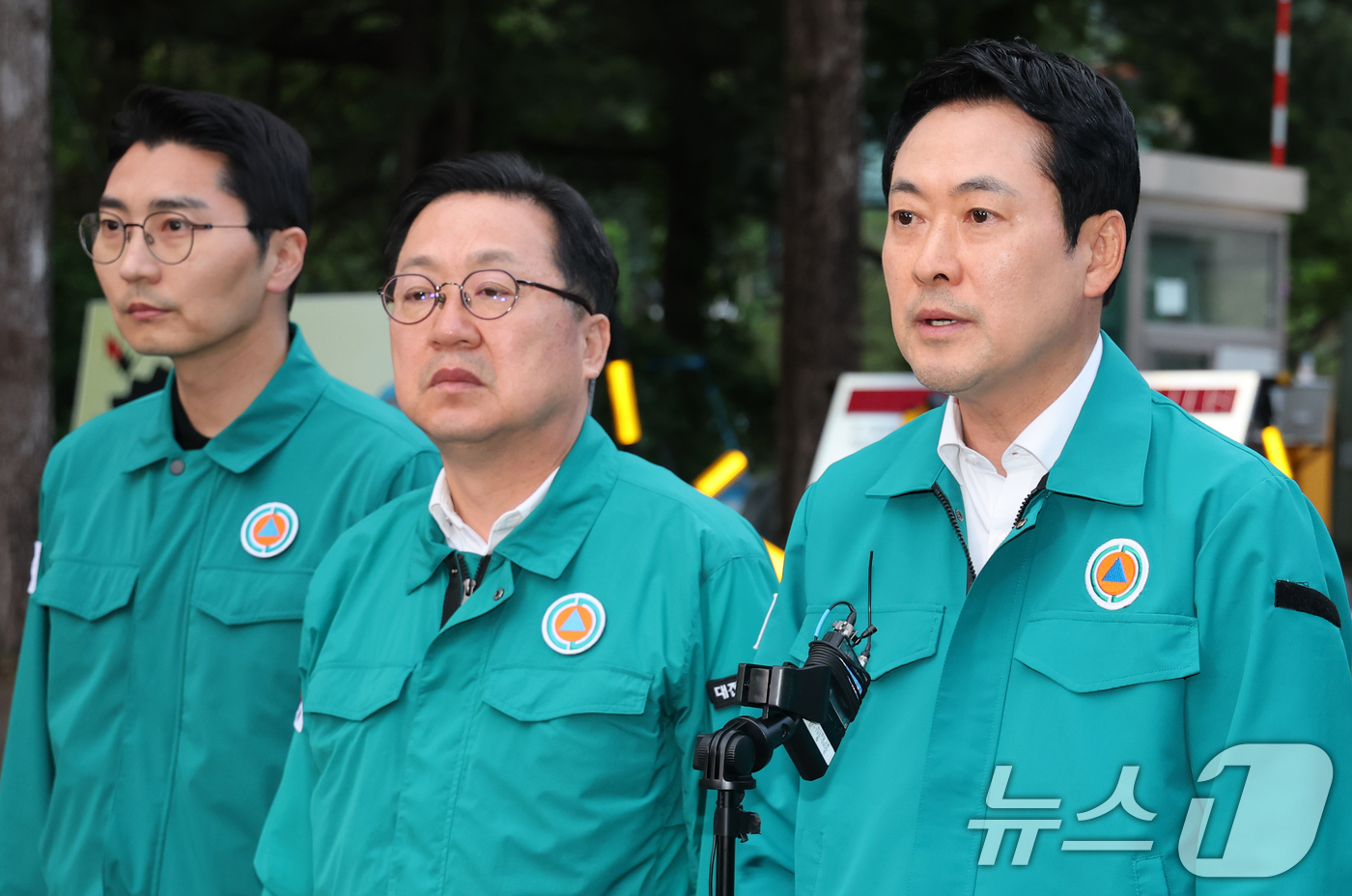 (대전=뉴스1) 김기태 기자 = 장동혁 국민의힘 대표가 대표가 1일 대전 유성구 외삼동 한화에어로스페이스 대전사업장 앞에서 화재로 7명의 사상자 발생한 사고 관련 입장을 밝히고 있 …