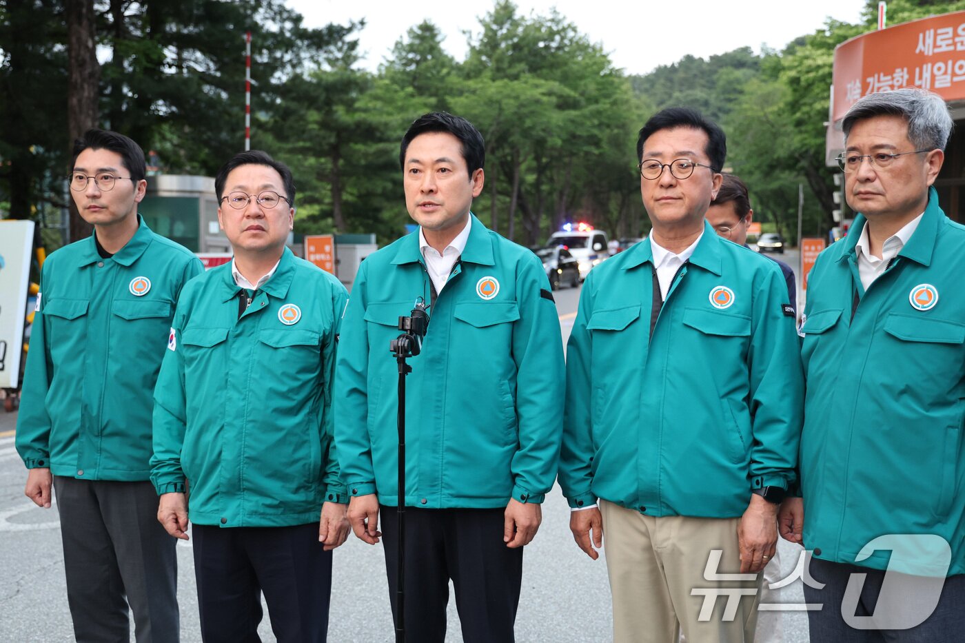 본문 이미지 - 장동혁 국민의힘 대표가 1일 폭발 사고가 발생한 대전 유성구 한화에어로스페이스 대전사업장을 방문한 후 입장을 밝히고 있다. 2026.6.1 ⓒ 뉴스1 신웅수 기자