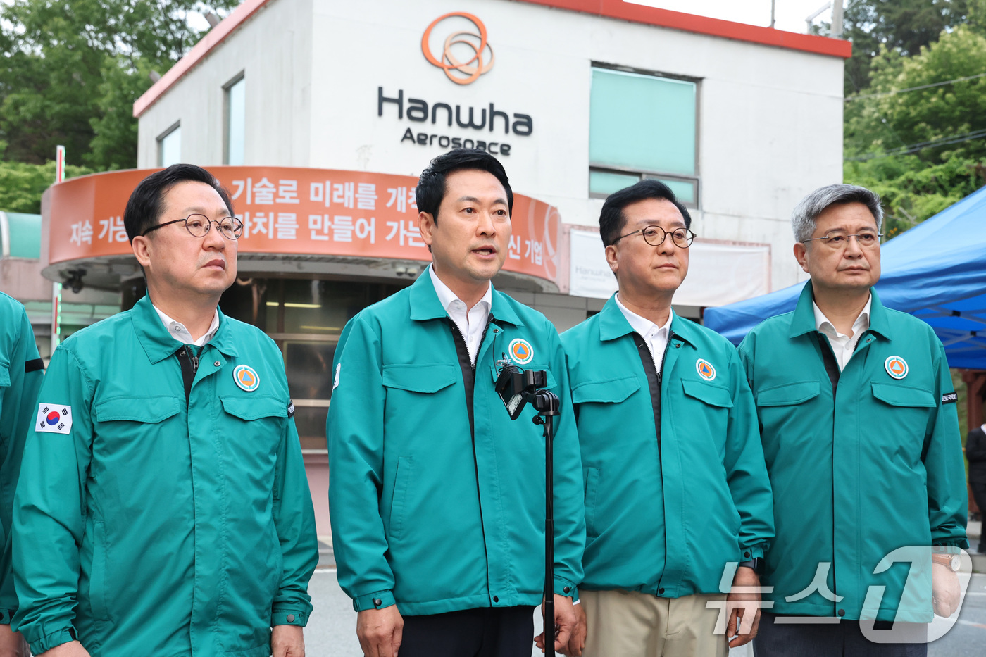 (대전=뉴스1) 신웅수 기자 = 장동혁 국민의힘 대표가 1일 폭발 사고가 발생한 대전 유성구 한화에어로스페이스 대전사업장을 방문한 후 입장을 밝히고 있다. 2026.6.1/뉴스1
