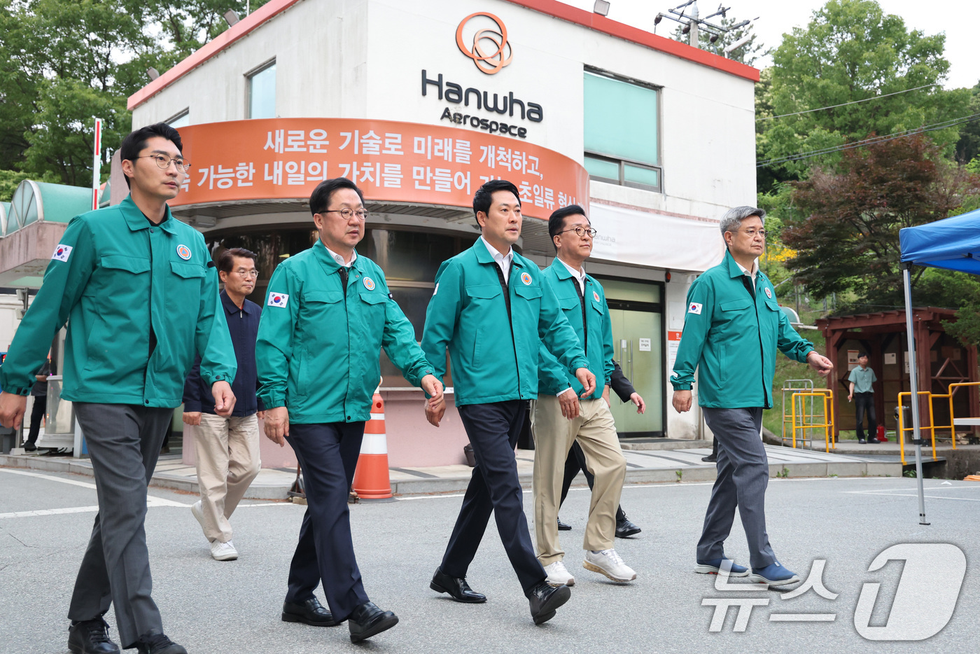 (대전=뉴스1) 신웅수 기자 = 장동혁 국민의힘 대표가 1일 폭발 사고가 발생한 대전 유성구 한화에어로스페이스 대전사업장을 방문한 후 입장을 밝히고 있다. 2026.6.1/뉴스1