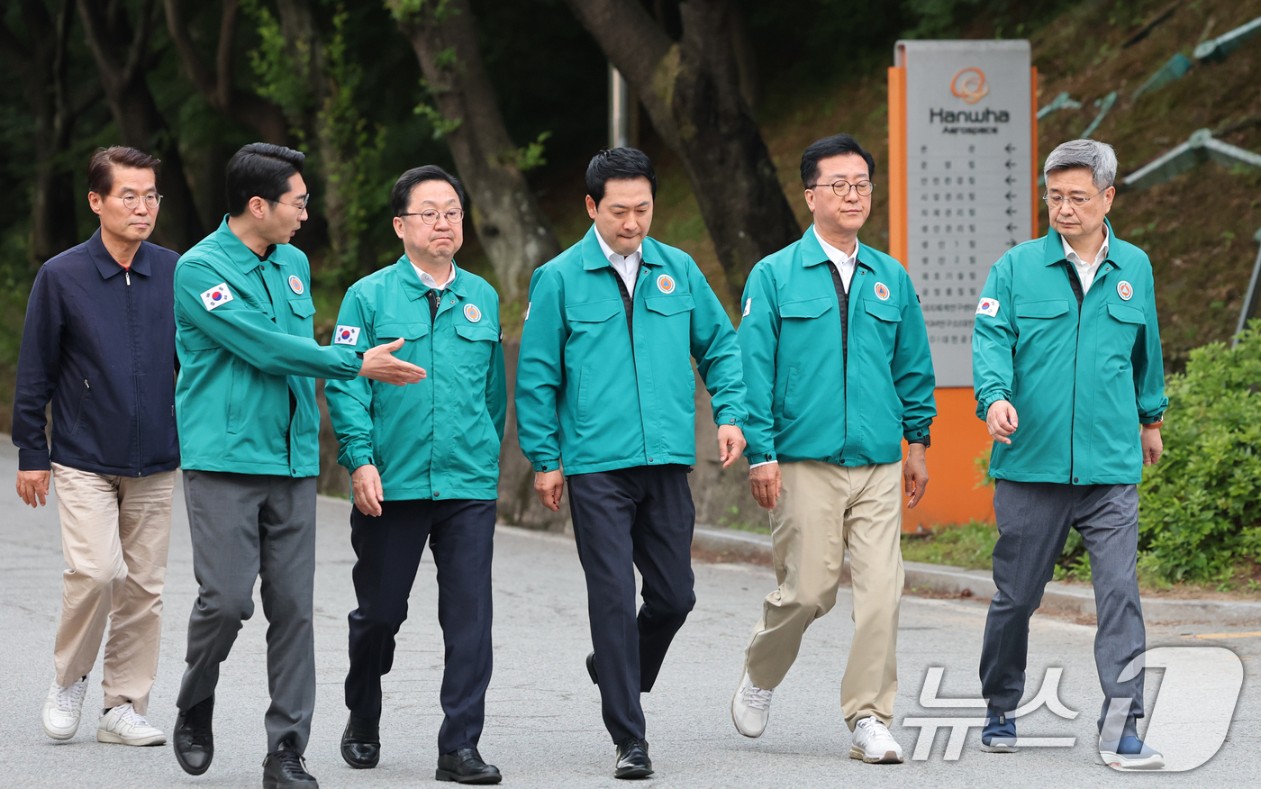 (대전=뉴스1) 김기태 기자 = 장동혁 국민의힘 대표가 대표가 1일 대전 유성구 외삼동 한화에어로스페이스 대전사업장 앞에서 화재로 7명의 사상자 발생한 사고 현장을 방문한 이후 현 …