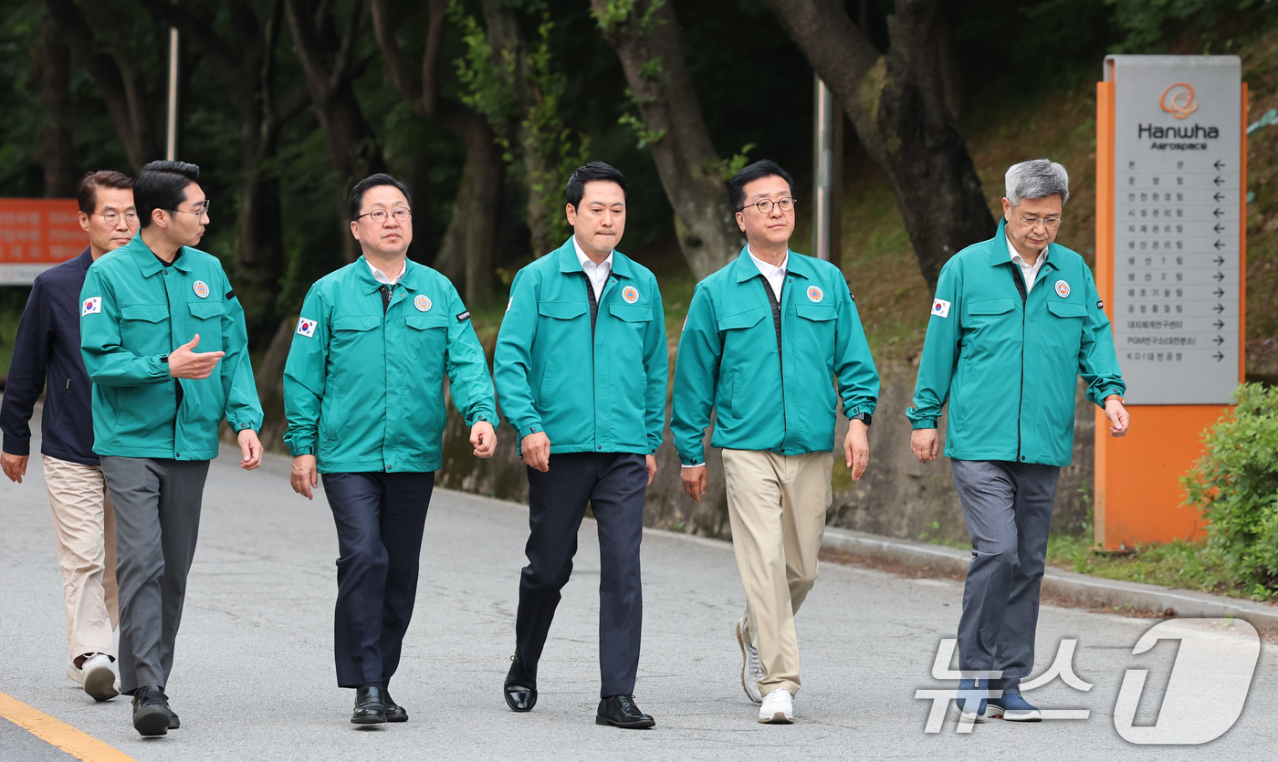 (대전=뉴스1) 김기태 기자 = 장동혁 국민의힘 대표가 대표가 1일 대전 유성구 외삼동 한화에어로스페이스 대전사업장 앞에서 화재로 7명의 사상자 발생한 사고 현장을 방문한 이후 현 …
