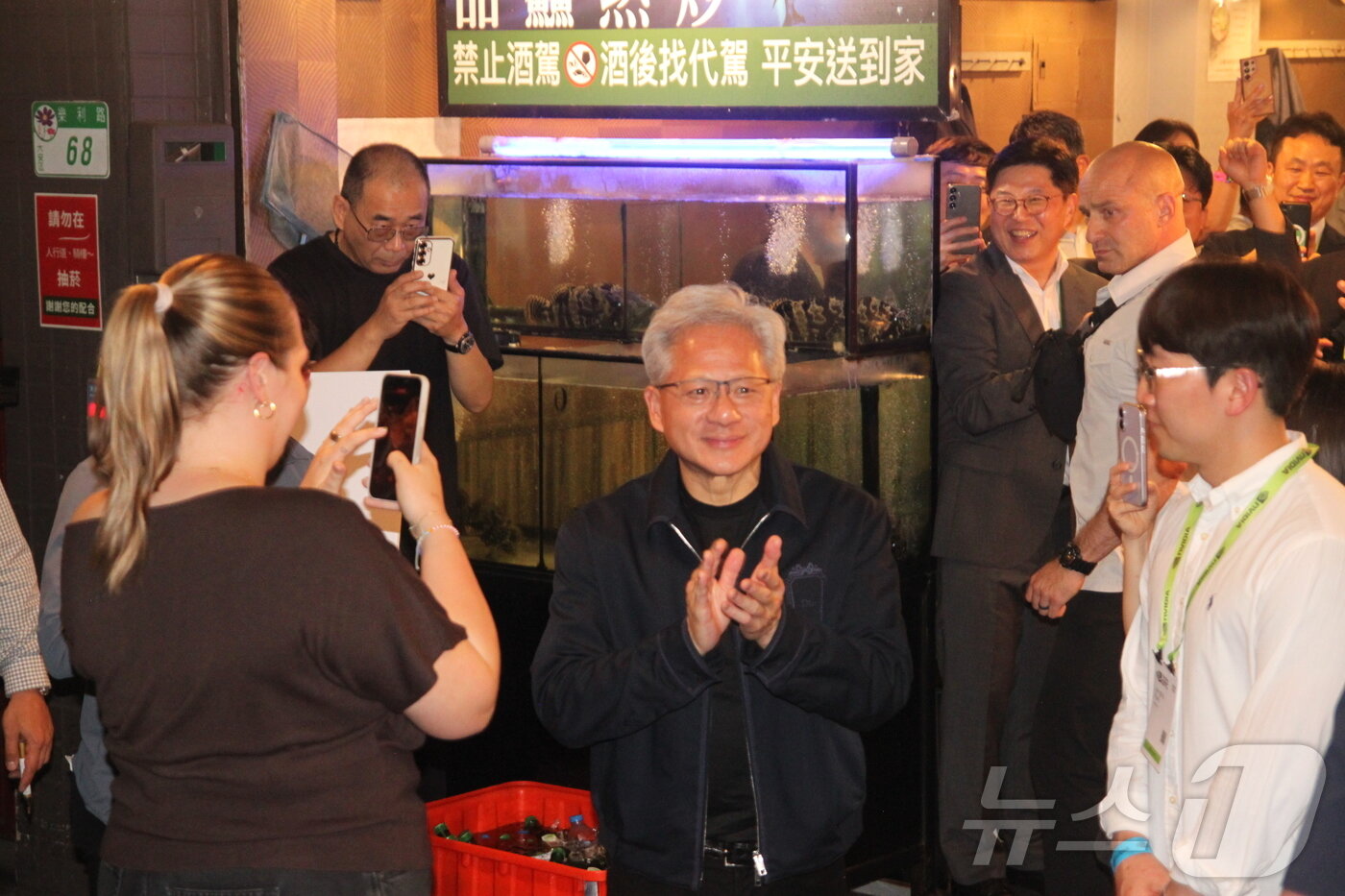 본문 이미지 - 젠슨 황 엔비디아 최고경영자(CEO)가 1일 오후 대만 타이베이 시내 해산물 식당에서 열린 ‘코리아 파트너스 나잇’에 입장하고 있다.2026.6.1 ⓒ 뉴스1 김민재 기자