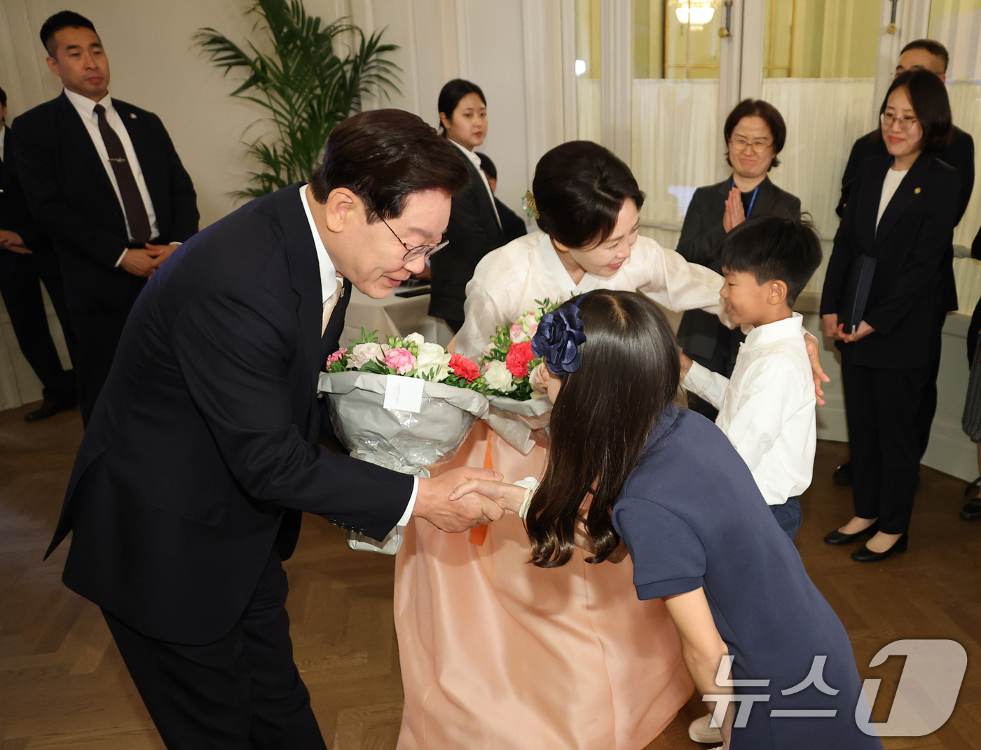 (브뤼셀(벨기에)=뉴스1) 허경 기자 = 이재명 대통령과 김혜경 여사가 9일(현지시간) 벨기에 브뤼셀 한 호텔에서 열린 동포 만찬간담회에서 화동들과 인사를 나누고 있다. 2026. …