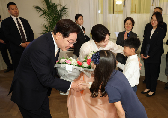 화동들과 인사 나누는 이재명 대통령·김혜경 여사