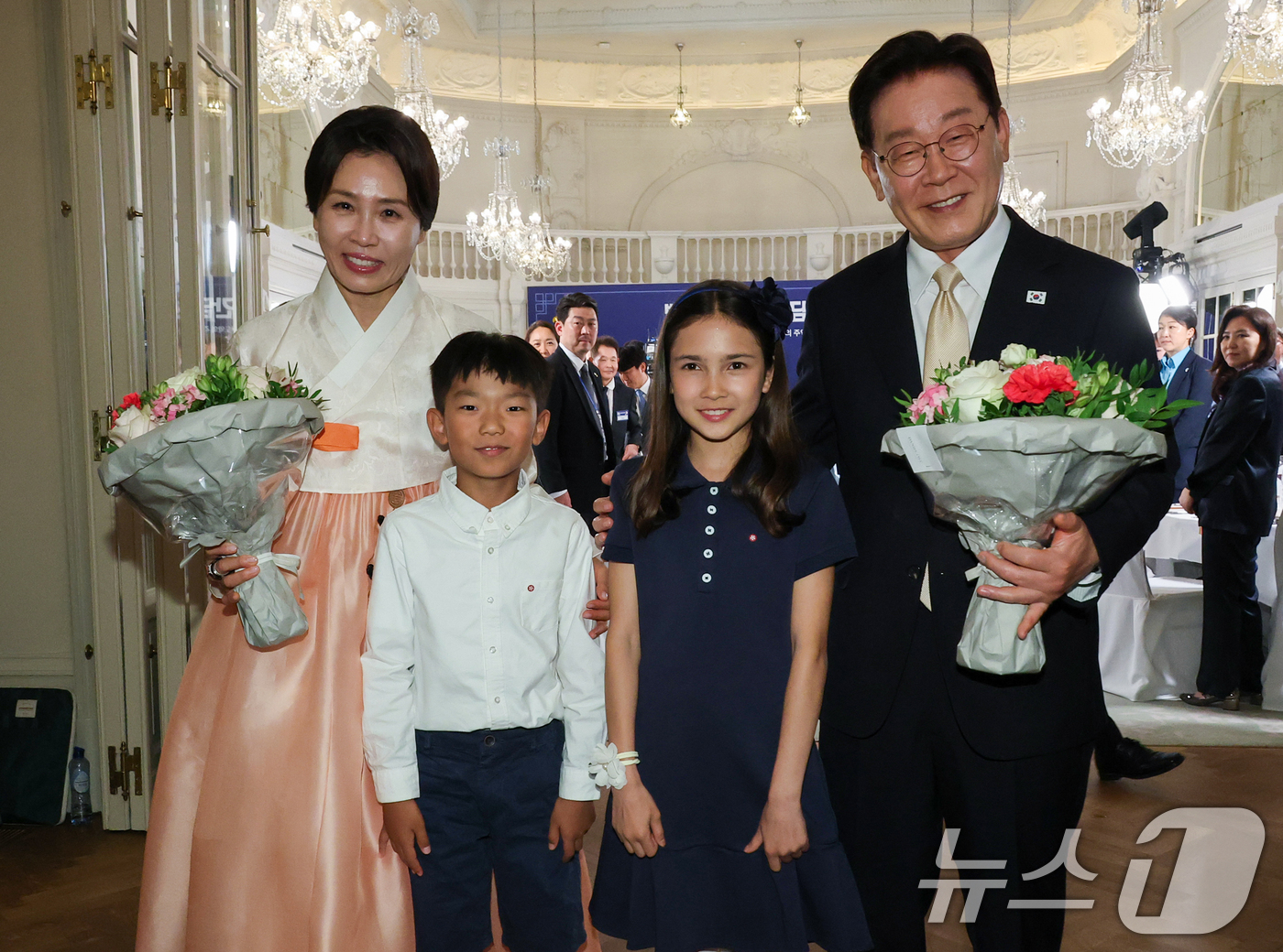 (브뤼셀(벨기에)=뉴스1) 허경 기자 = 이재명 대통령과 김혜경 여사가 9일(현지시간) 벨기에 브뤼셀 한 호텔에서 열린 동포 만찬간담회에서 화동들과 기념촬영을 하고 있다. 2026 …