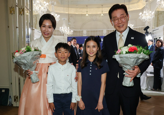 화동들과 기념촬영 하는 이재명 대통령·김혜경 여사