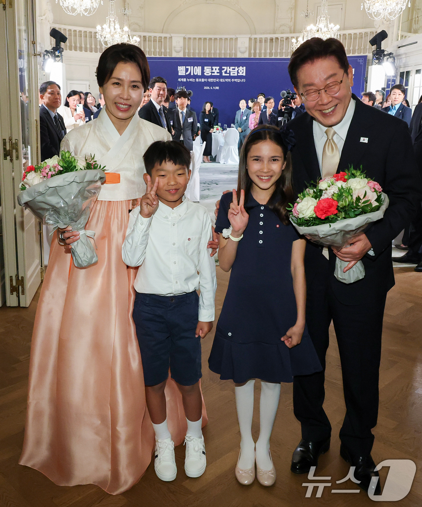 (브뤼셀(벨기에)=뉴스1) 허경 기자 = 이재명 대통령과 김혜경 여사가 9일(현지시간) 벨기에 브뤼셀 한 호텔에서 열린 동포 만찬간담회에서 화동들과 기념촬영을 하고 있다. 2026 …