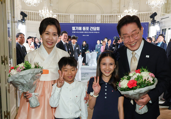 이재명 대통령·김혜경 여사 '화동들과 함께'