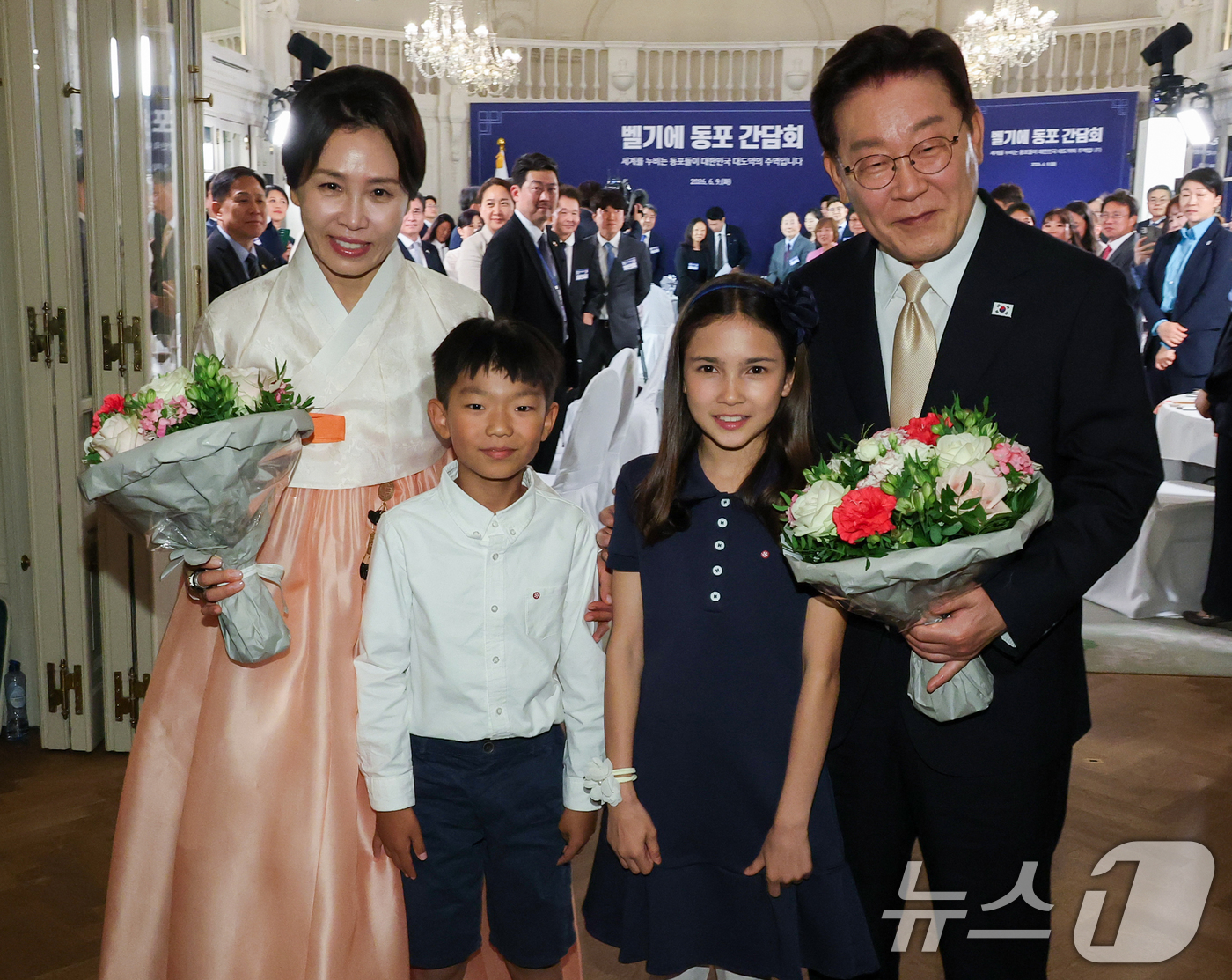 (브뤼셀(벨기에)=뉴스1) 허경 기자 = 이재명 대통령과 김혜경 여사가 9일(현지시간) 벨기에 브뤼셀 한 호텔에서 열린 동포 만찬간담회에서 화동들과 기념촬영을 하고 있다. 2026 …