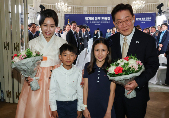 기념촬영 하는 이재명 대통령·김혜경 여사