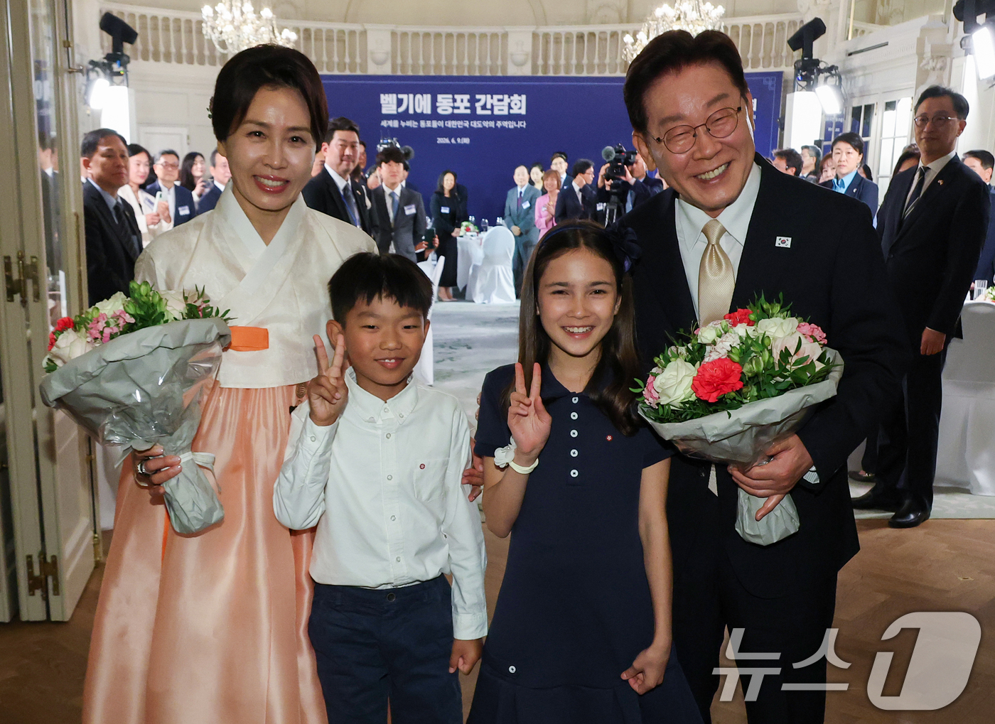(브뤼셀(벨기에)=뉴스1) 허경 기자 = 이재명 대통령과 김혜경 여사가 9일(현지시간) 벨기에 브뤼셀 한 호텔에서 열린 동포 만찬간담회에서 화동들과 기념촬영을 하고 있다. 2026 …