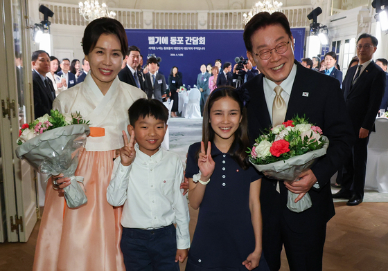 이재명 대통령·김혜경 여사, 화동들과 함께 기념촬영