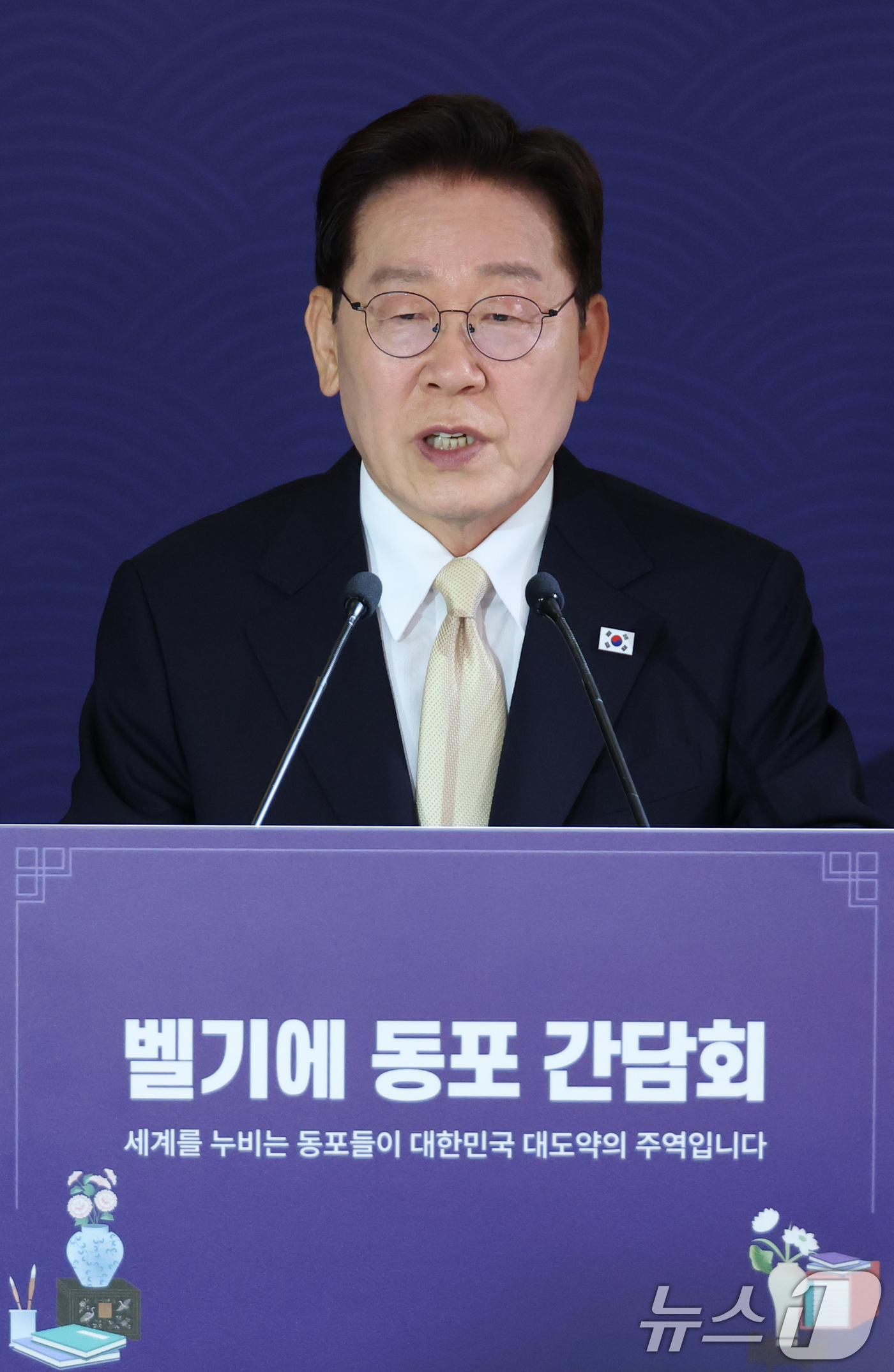 (브뤼셀(벨기에)=뉴스1) 허경 기자 = 이재명 대통령이 9일(현지시간) 벨기에 브뤼셀 한 호텔에서 열린 동포 만찬간담회에서 발언을 하고 있다. 2026.6.10/뉴스1