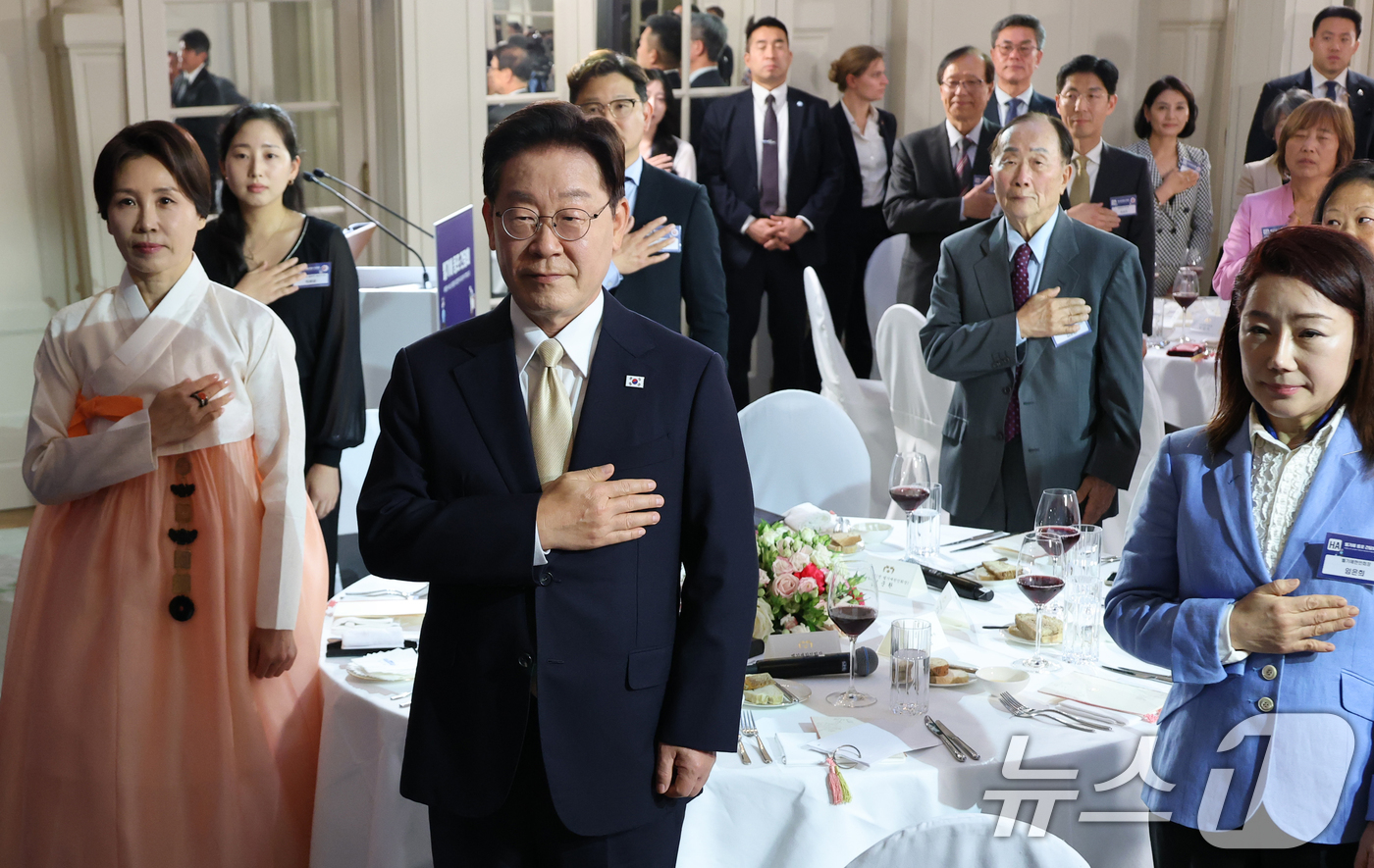(브뤼셀(벨기에)=뉴스1) 허경 기자 = 이재명 대통령과 김혜경 여사가 9일(현지시간) 벨기에 브뤼셀 한 호텔에서 열린 동포 만찬간담회에서 국민의례를 하고 있다. 2026.6.10 …