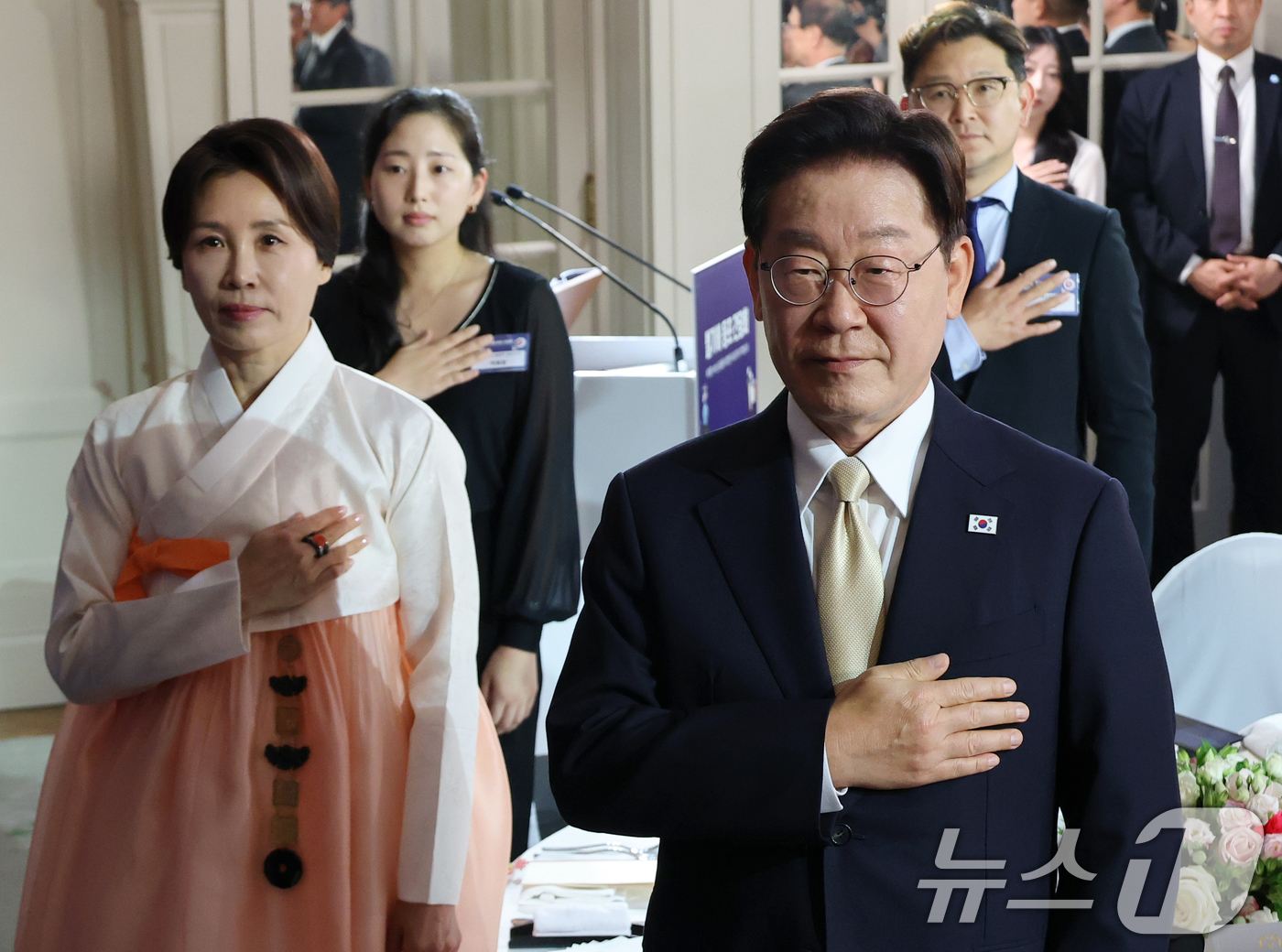 (브뤼셀(벨기에)=뉴스1) 허경 기자 = 이재명 대통령과 김혜경 여사가 9일(현지시간) 벨기에 브뤼셀 한 호텔에서 열린 동포 만찬간담회에서 국민의례를 하고 있다. 2026.6.10 …