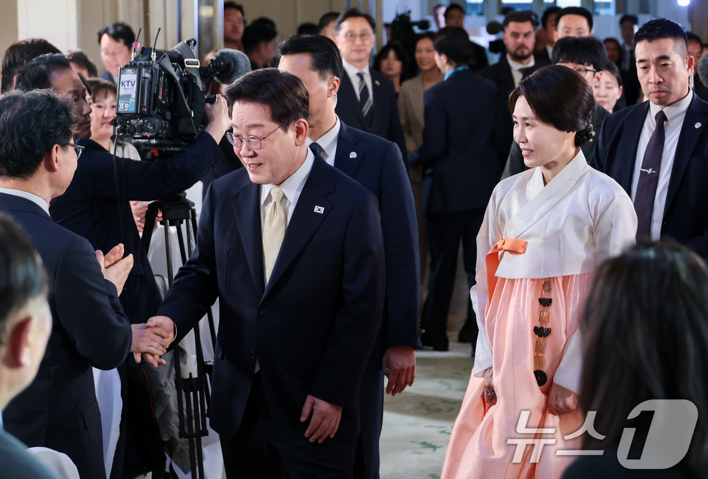 (브뤼셀(벨기에)=뉴스1) 허경 기자 = 이재명 대통령과 김혜경 여사가 9일(현지시간) 벨기에 브뤼셀 한 호텔에서 열린 동포 만찬간담회에 입장하고 있다. 2026.6.10/뉴스1