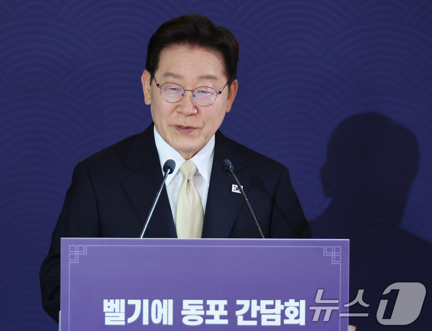 (브뤼셀(벨기에)=뉴스1) 허경 기자 = 이재명 대통령이 9일(현지시간) 벨기에 브뤼셀 한 호텔에서 열린 동포 만찬간담회에서 발언을 하고 있다. 2026.6.10/뉴스1