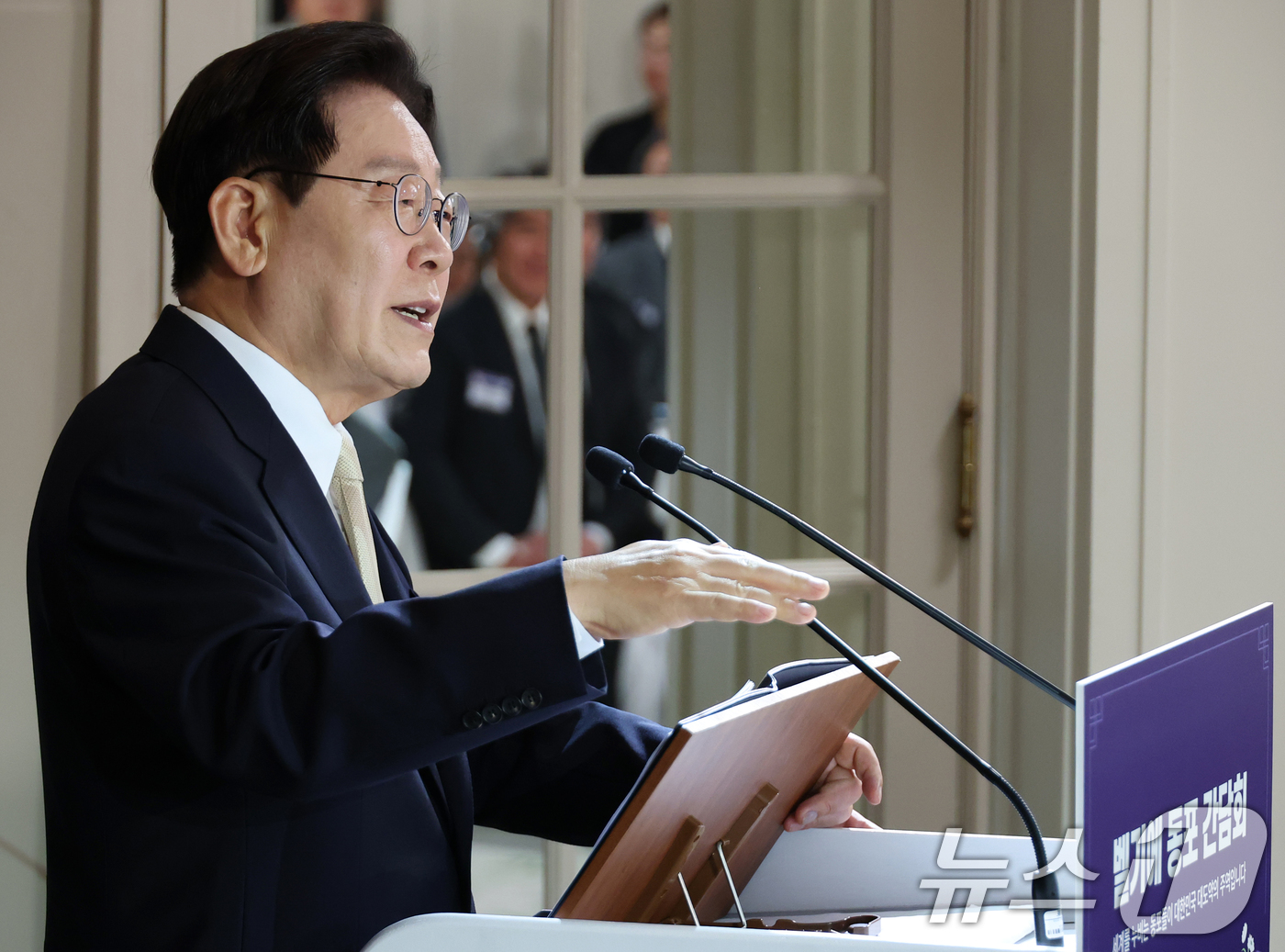 (브뤼셀(벨기에)=뉴스1) 허경 기자 = 이재명 대통령이 9일(현지시간) 벨기에 브뤼셀 한 호텔에서 열린 동포 만찬간담회에서 발언을 하고 있다. 2026.6.10/뉴스1