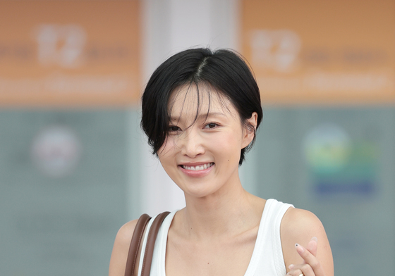 '젠슨 황 PICK' 화사, K하트와 함께 출국