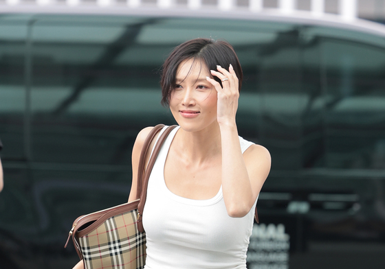 화사, 공항 패션 포인트는 골반 걸친 청바지