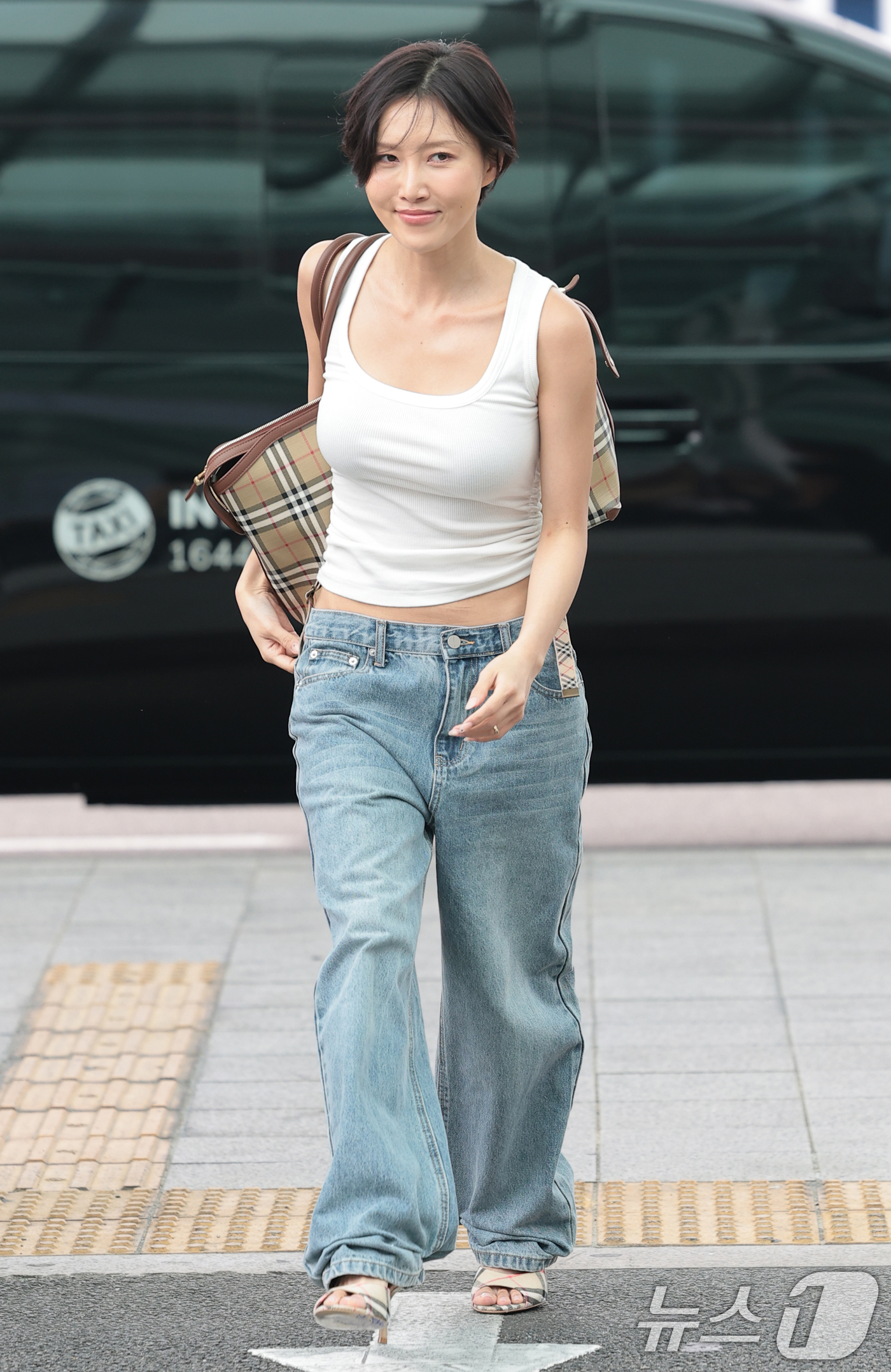 (인천공항=뉴스1) 권현진 기자 = 마마무 화사가 10일 인천국제공항에 도착해 태국으로 출국하고 있다. 2026.6.10/뉴스1