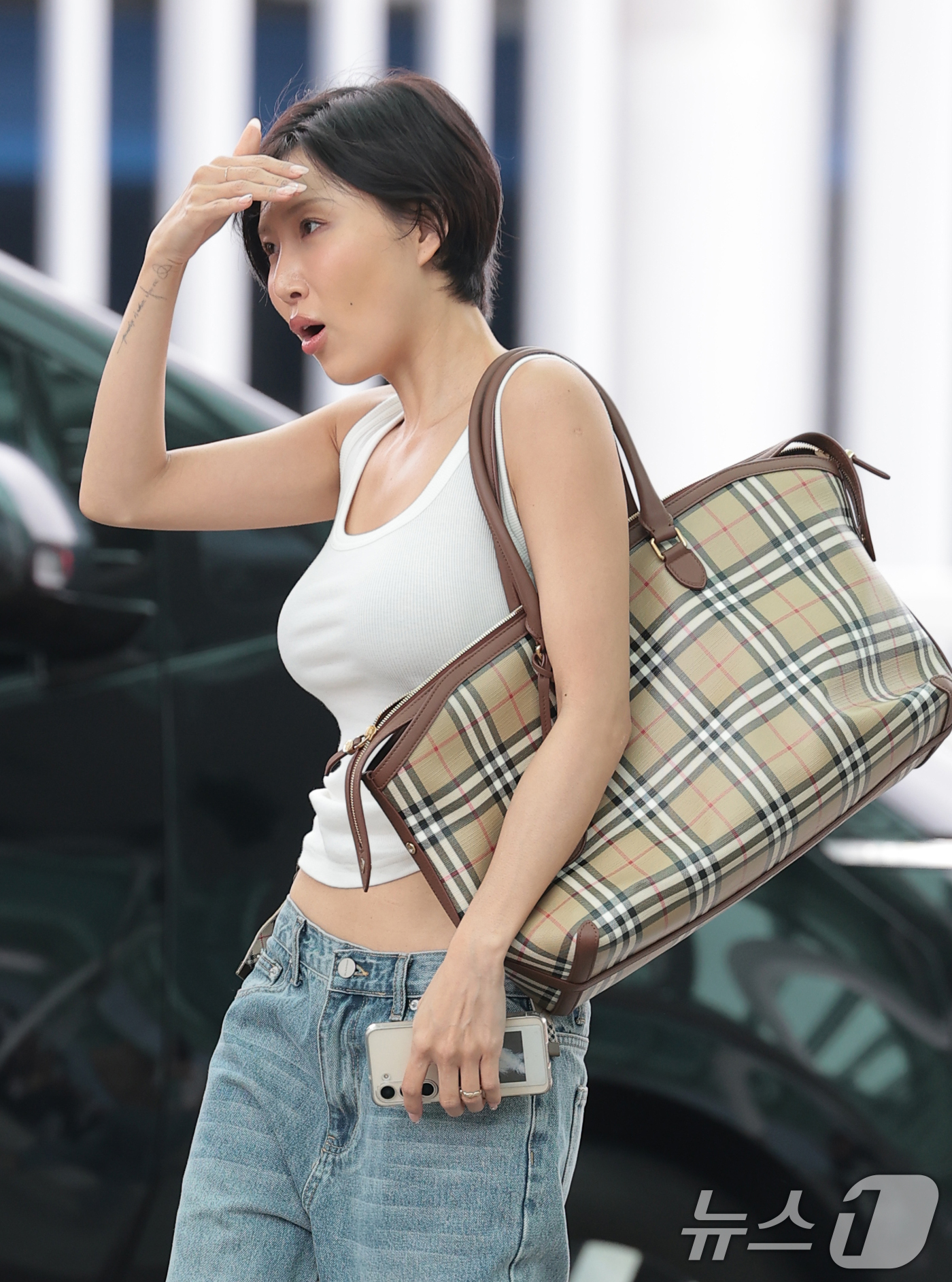(인천공항=뉴스1) 권현진 기자 = 마마무 화사가 10일 인천국제공항에 도착해 태국으로 출국하고 있다. 2026.6.10/뉴스1
