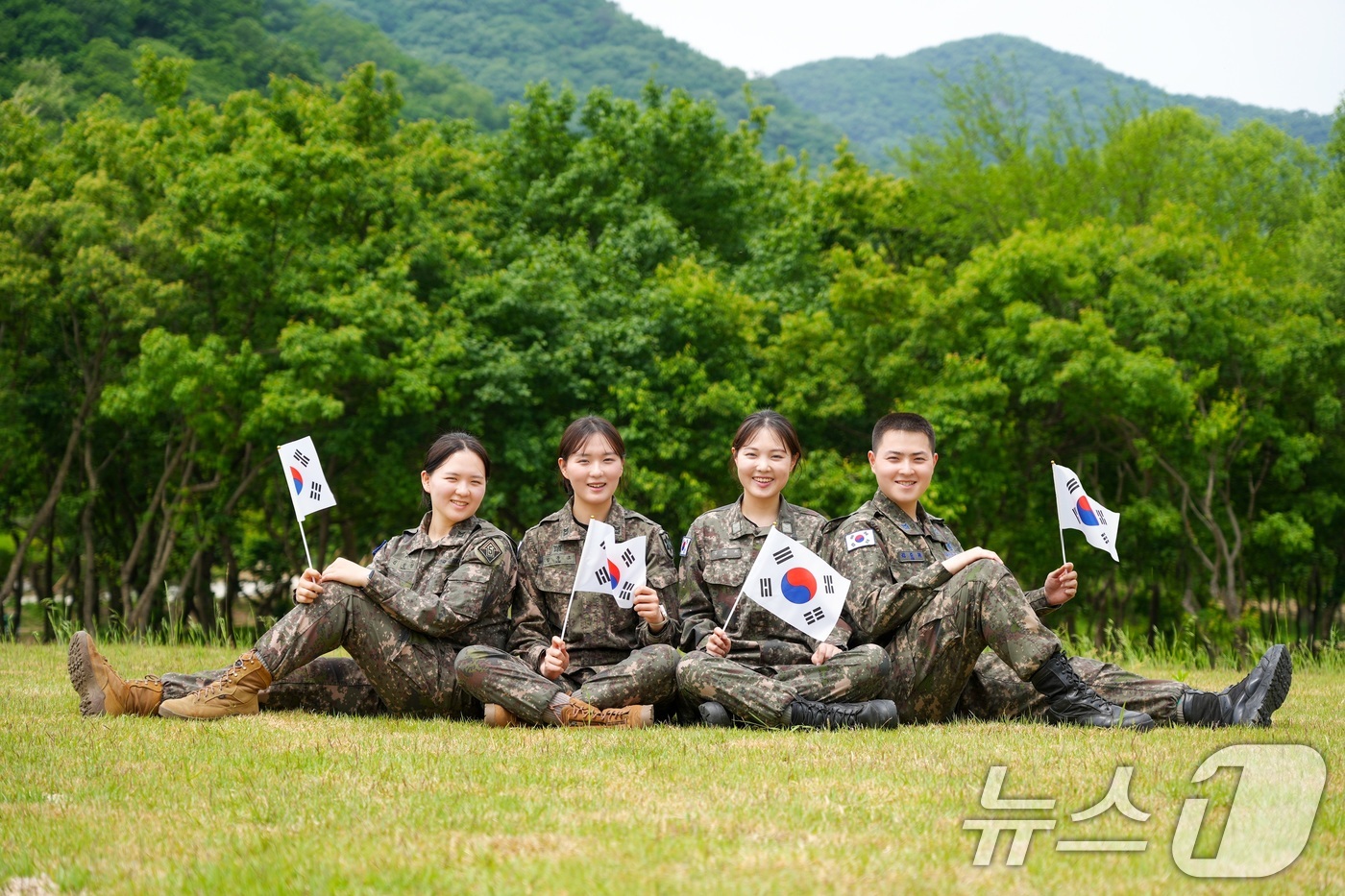(서울=뉴스1) = 육군이 6월 호국보훈의 달을 맞아 가족애를 넘어 끈끈한 전우애로 각자의 자리에서 국가수호의 임무를 수행하고 있는 4남매를 10일 소개했다.육·해·공군 부사관으로 …