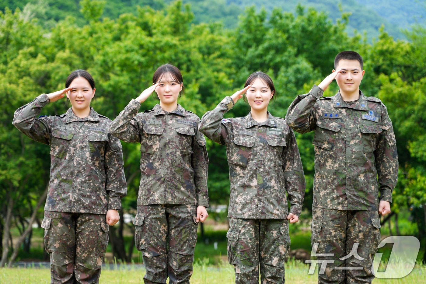(서울=뉴스1) = 육군이 6월 호국보훈의 달을 맞아 가족애를 넘어 끈끈한 전우애로 각자의 자리에서 국가수호의 임무를 수행하고 있는 4남매를 10일 소개했다.육·해·공군 부사관으로 …