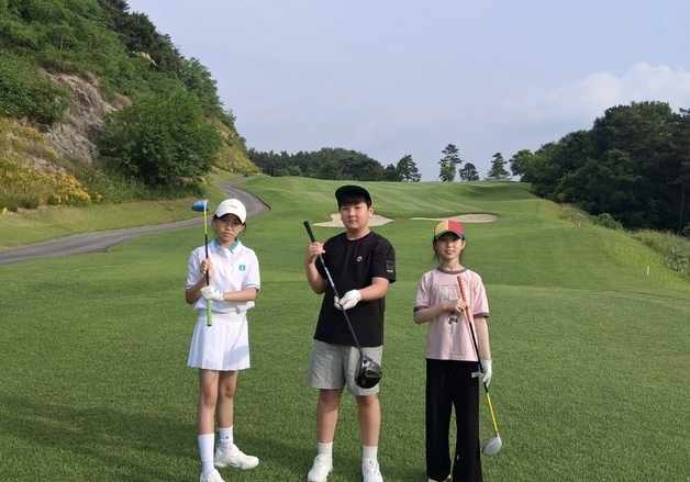 롯데스카이힐CC부여, 골프 꿈나무 키운다…백강초와 교육 기부 협약