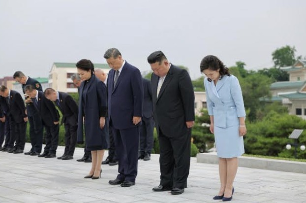北, 시진핑·김정은 '밀착 관계' 과시…우의탑 방문하고 성대하게 환송