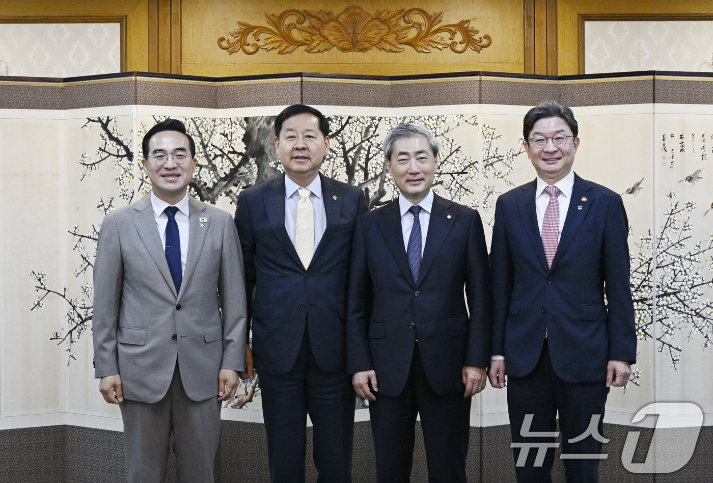 (서울=뉴스1) = 10일 오전 서울 종로구 정부서울청사에서 열린 '확대거시재정금융간담회'에서 참석자들이 기념촬영을 하고 있다. 왼쪽부터 박홍근 기획예산처 장관, 구윤철 부총리 겸 …