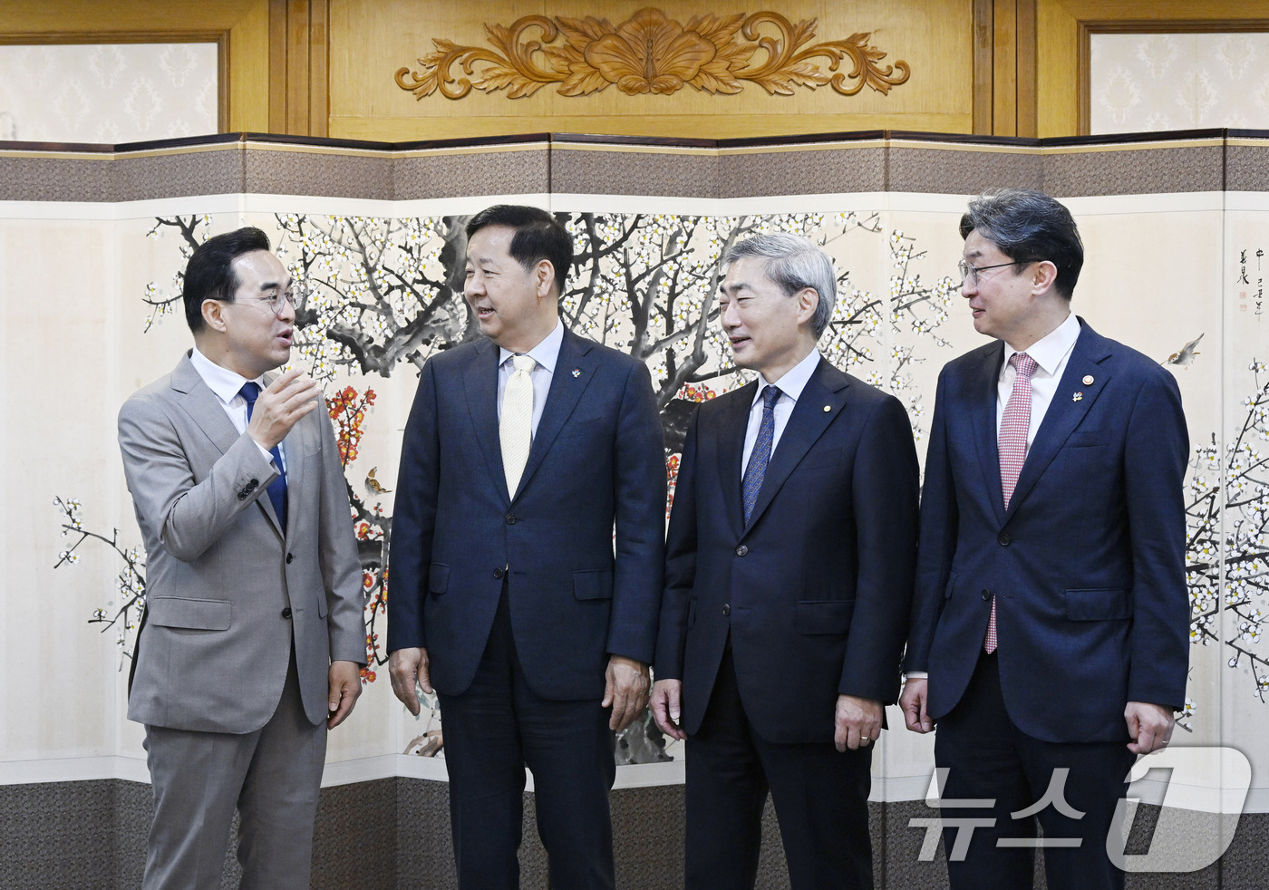 (서울=뉴스1) = 10일 오전 서울 종로구 정부서울청사에서 열린 '확대거시재정금융간담회'에서 참석자들이 대화를 나누고 있다.왼쪽부터 박홍근 기획예산처 장관, 구윤철 부총리 겸 재 …