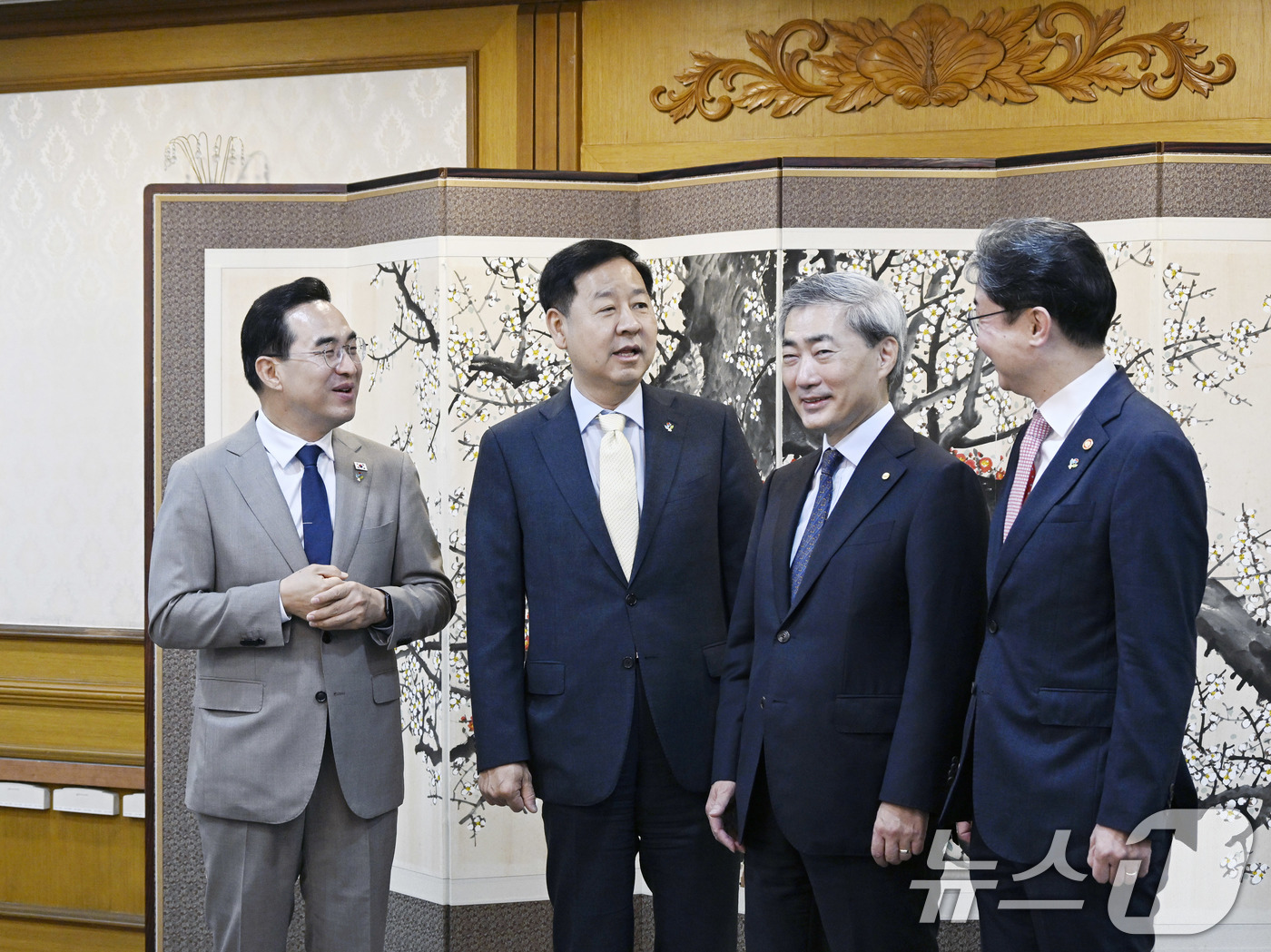 (서울=뉴스1) = 10일 오전 서울 종로구 정부서울청사에서 열린 '확대거시재정금융간담회'에서 참석자들이 대화를 나누고 있다.왼쪽부터 박홍근 기획예산처 장관, 구윤철 부총리 겸 재 …
